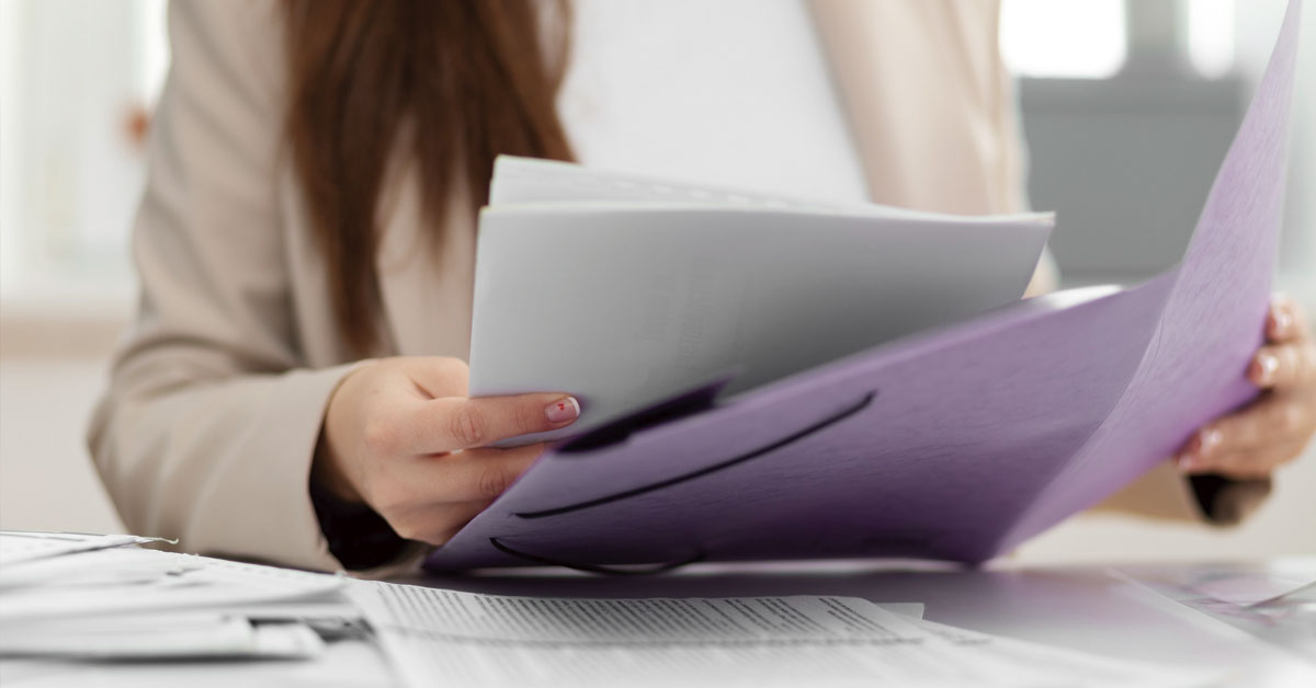 mujer revisando documentos de su propiedad