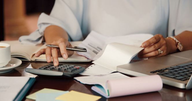 Mujer calculando impuestos